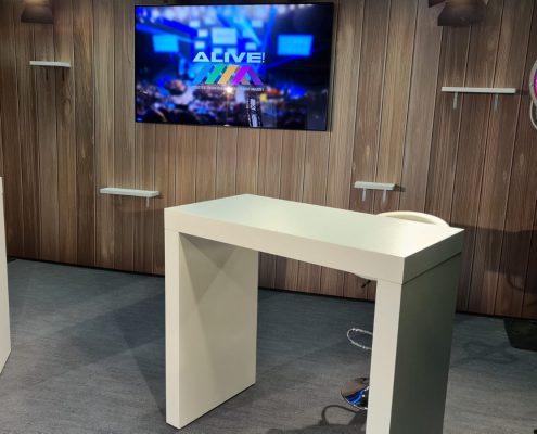 Studio TV avec écran et tables hautes