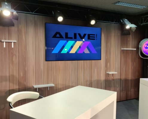 Studio TV avec écran et tables hautes