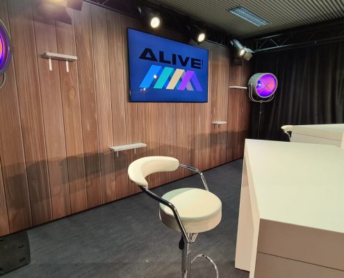 Studio TV avec écran et chaises hautes