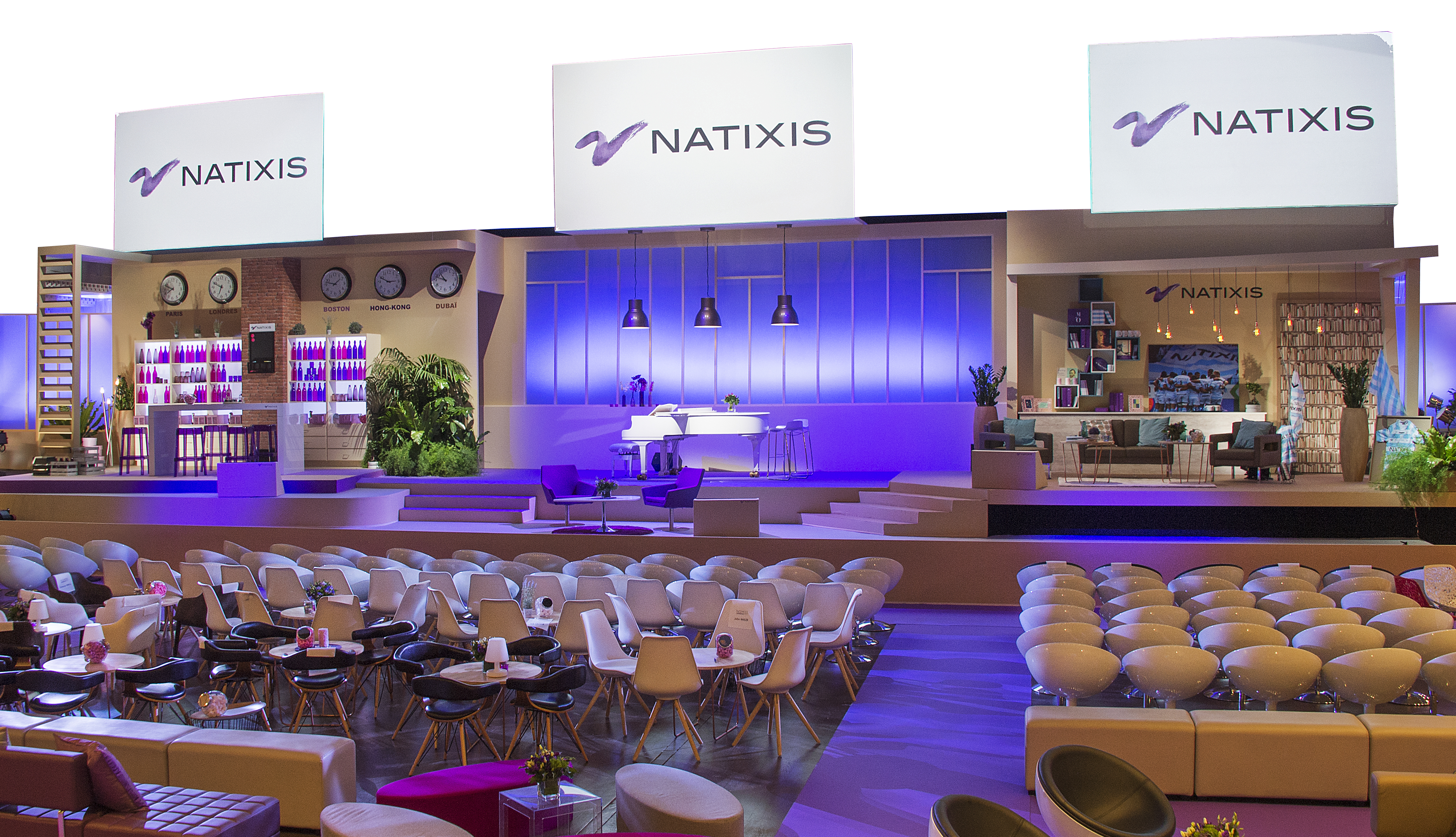 Plateau natixis décoré avec présence de chaises et de tables